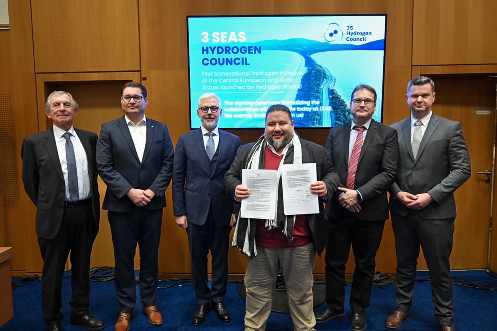 Signing ceremony 990×660