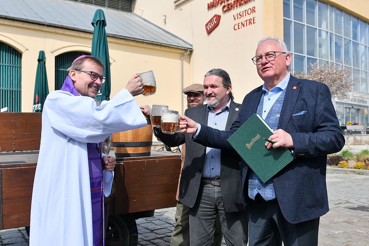 Plzeňský biskup požehná velikonoční várce 2025 piv Pilsner Urquell, která zamíří papeži do Vatikánu u příležitosti nadcházejících Velikonoc. Součástí daru bude pivní sklenice z dílny tradiční české sklárny Rückl, která se na konci dubna s dalšími 20 českými výrobci skla a designéry představí v Římě na historicky první výstavě českého skla, 9. dubna 2025 Plzeň.
