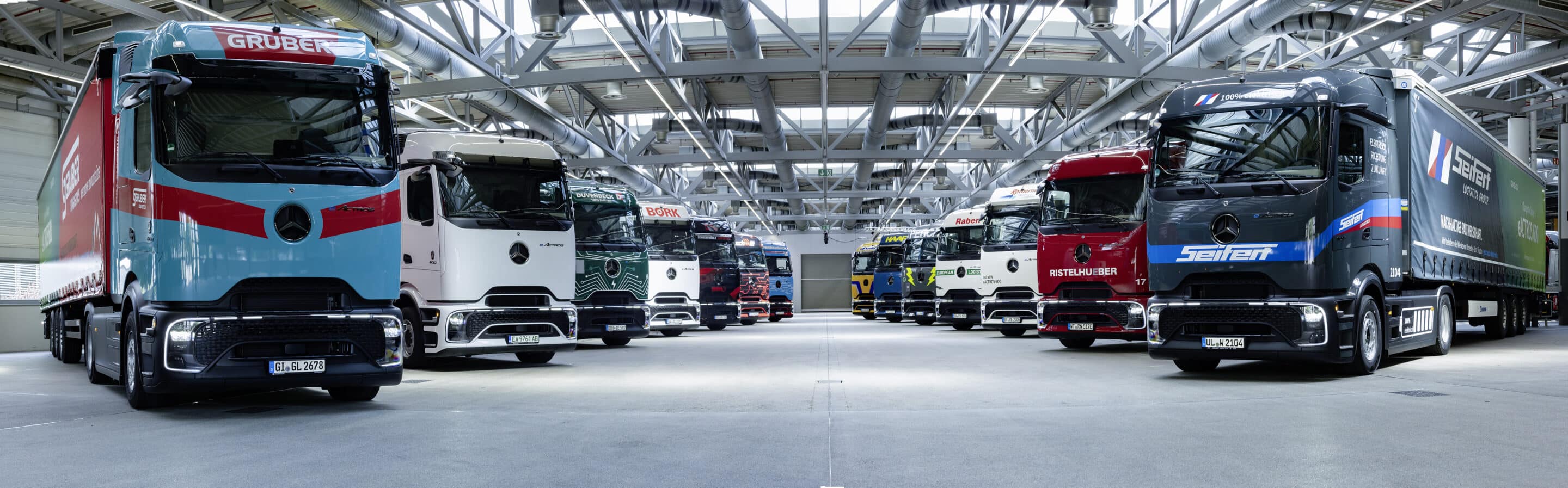 Elektrifizierte Werkslogistik in Wörth: 14 eActros 600 starten mit Sternfahrt auf FernverkehrsroutenElectrified plant logistics in Wörth: 14 eActros 600 launching on long-haul routes