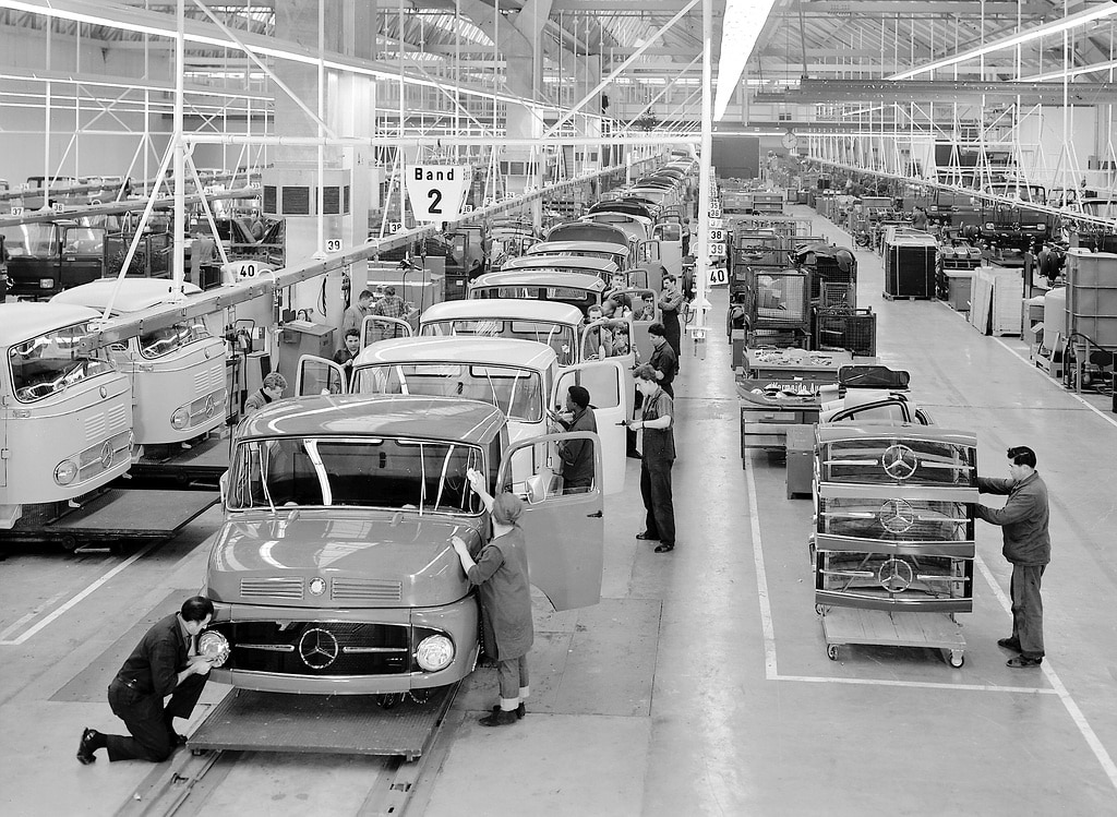 Historischer Meilenstein im Mercedes-Benz Werk Wörth: Erster Lkw vor 60 Jahren gefertigtHistoric milestone at the Mercedes-Benz plant in Wörth: First truck produced 60 years ago