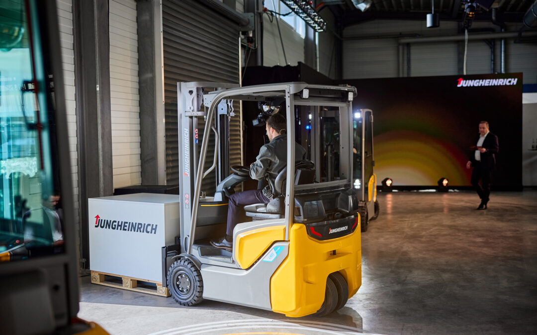 Nové elektrické vysokozdvižné vozíky EFG 2/2i a 2/3i: kompaktní výkonné a navržené s maximálním důrazem na potřeby řidiče.