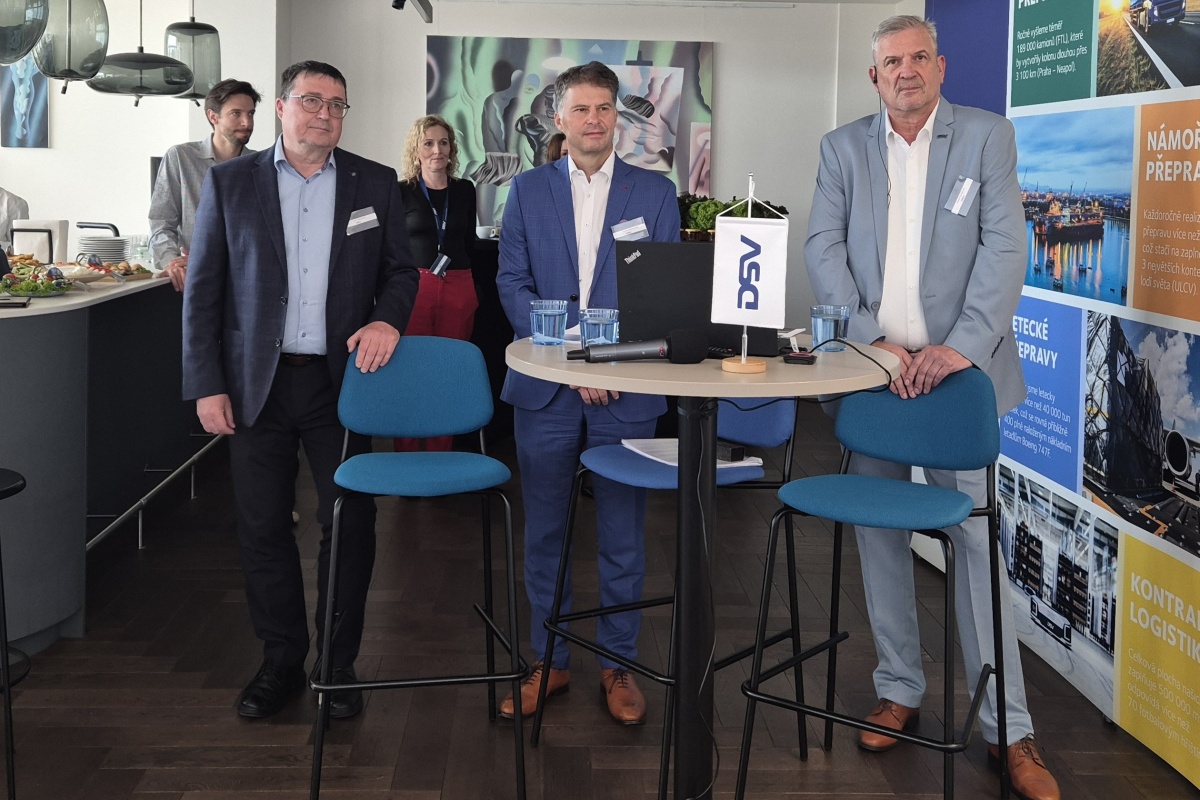 (zleva): Petr Chocholatý, Managing Director divize Road v DSV, Tomáš Holomoucký, Managing Director divize Contract Logistics ve společnosti DSV, Mikael Kjeldgaard, Managing Director divize Air & Sea v DSV